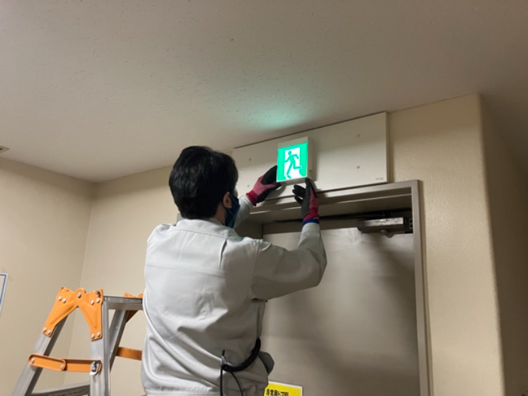 誘導灯の交換作業