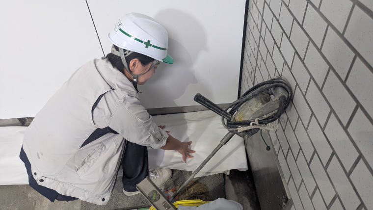 内部仕上げの養生作業